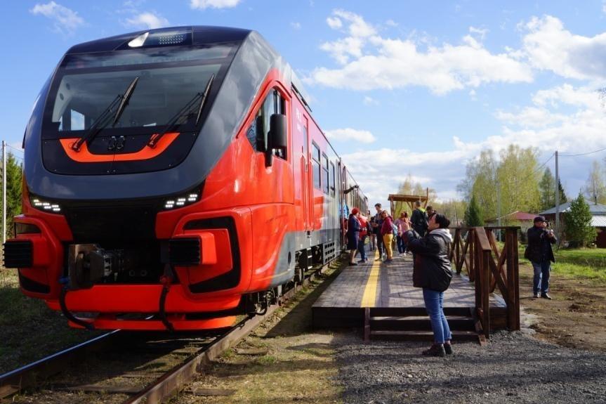 В выходные состоялись первые рейсы туристического поезда до парка «Оленьи ручьи»   - Фото 1