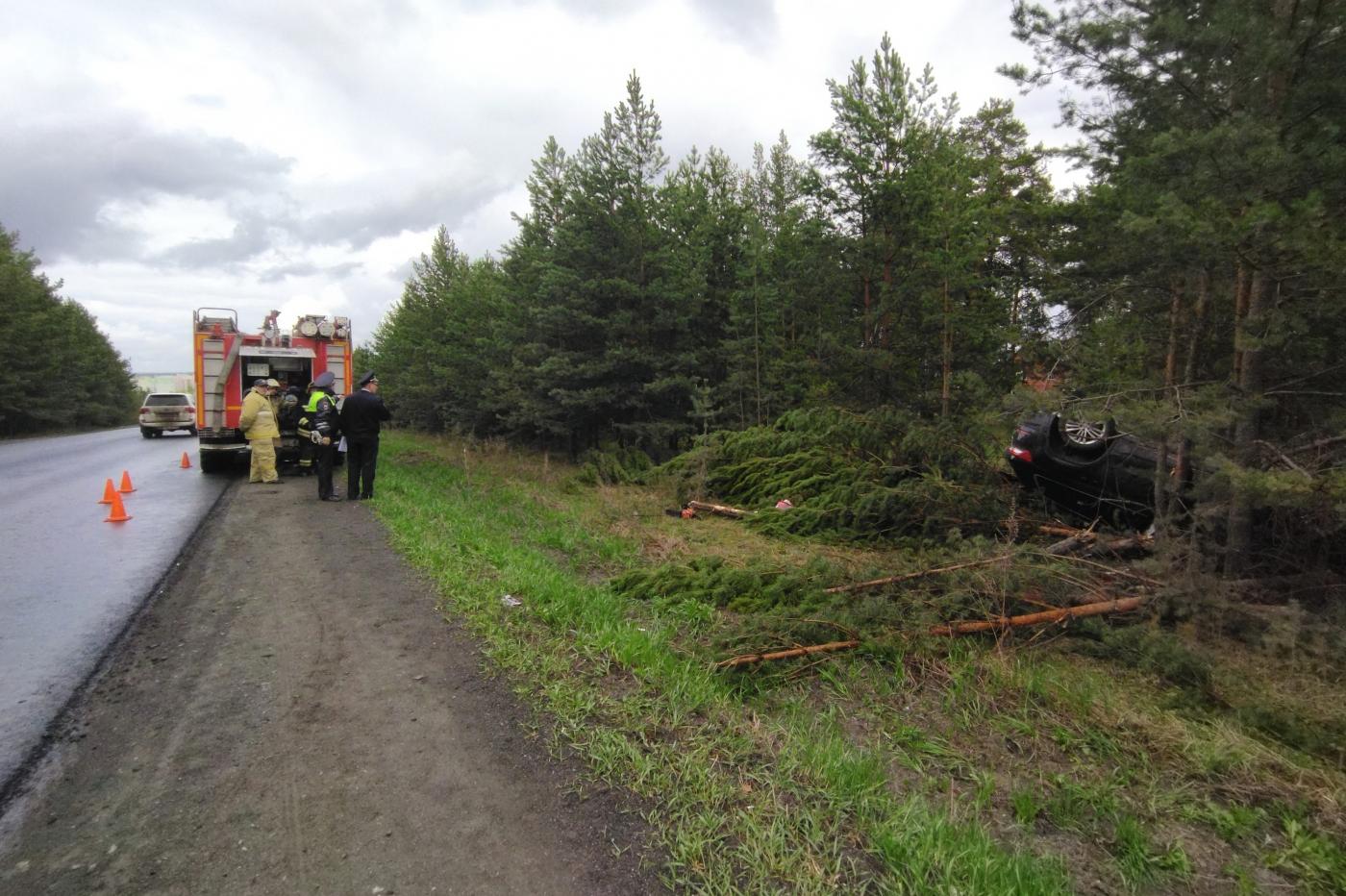 Под Арамилем водитель кроссовера погиб, вылетев с трассы в лес - Фото 1