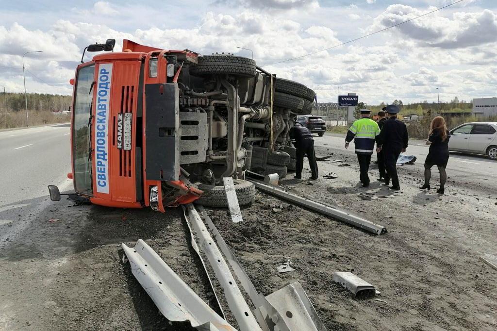 Под Первоуральском дальнобойщик снес КамАЗ Свердловскавтодора и трех дорожных рабочих - Фото 1