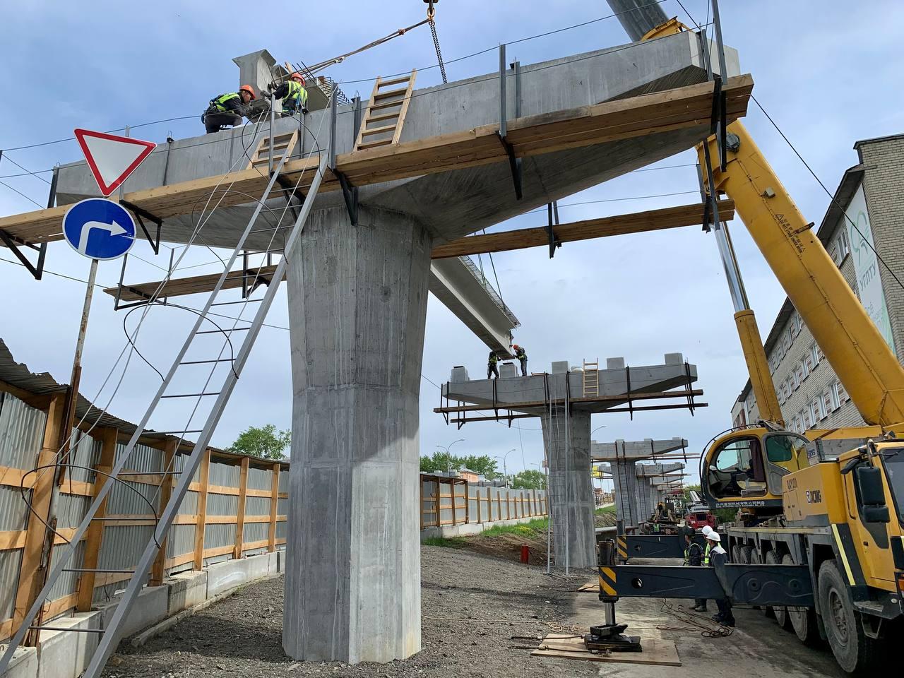 На развязке у концерна «Калина», строительство которой началось благодаря Евгению Куйвашеву, уложили первую 30-тонную балку - Фото 1