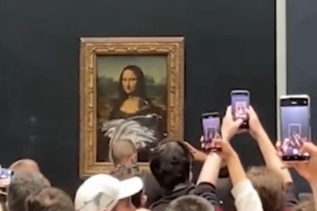Переодетый в бабушку мужчина измазал тортом «Мона Лизу» в Лувре - Фото 1