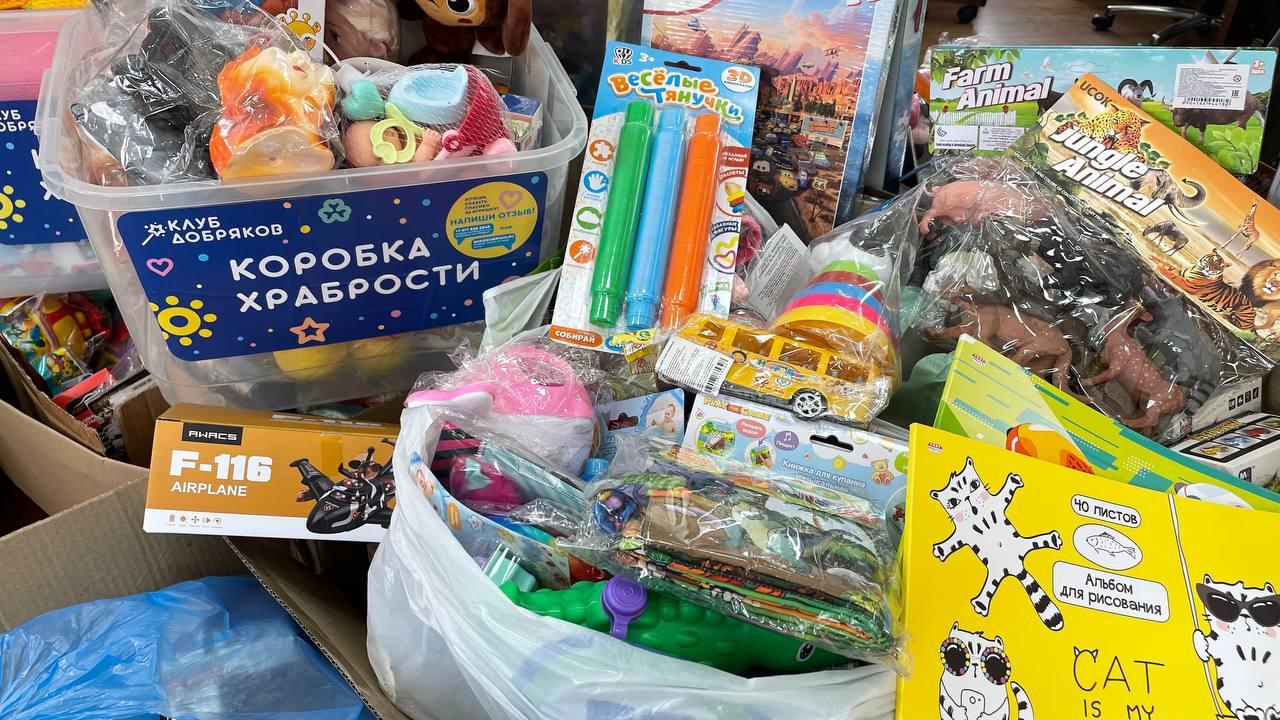 Сотрудники СвЖД собрали «Коробку храбрости» для маленьких пациентов - Фото 1
