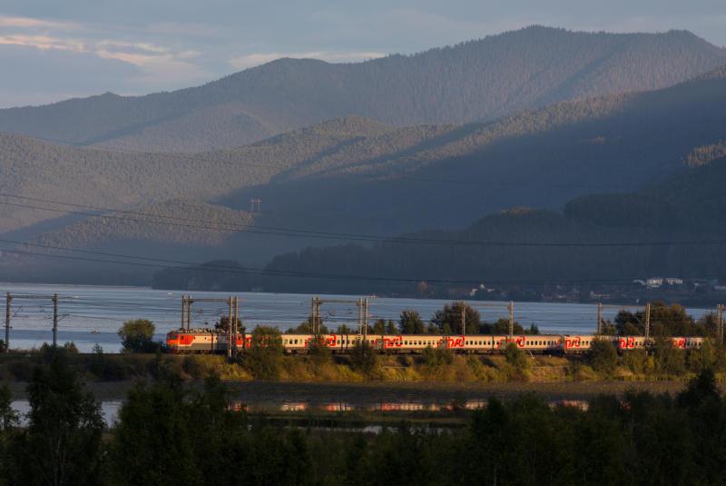 К летнему сезону Свердловская магистраль назначила дополнительные поезда к Черному морю - Фото 1