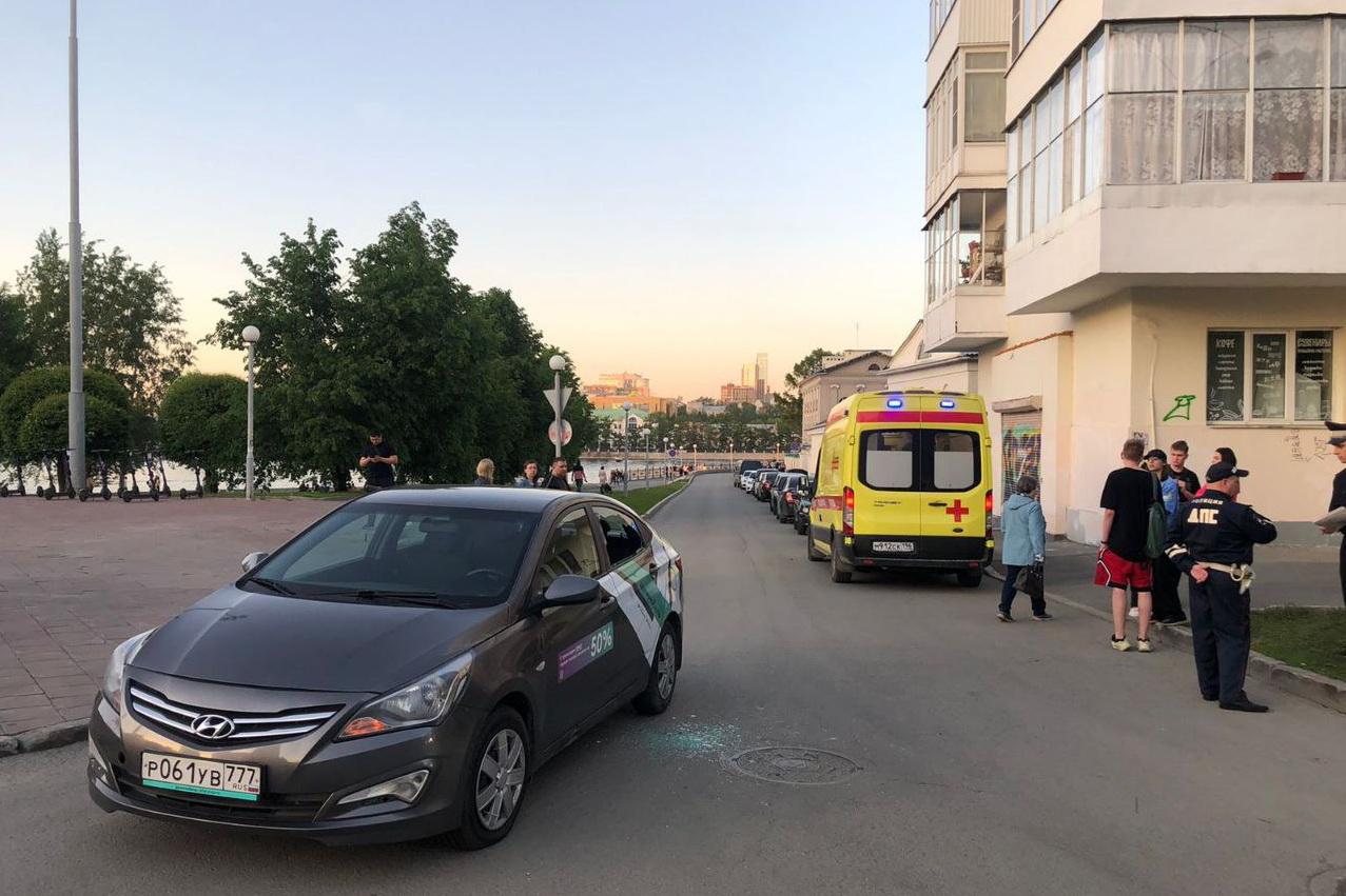 В центре Екатеринбурга каршеринговый автомобиль сбил двух подростков на кикшеринговых самокатах - Фото 1