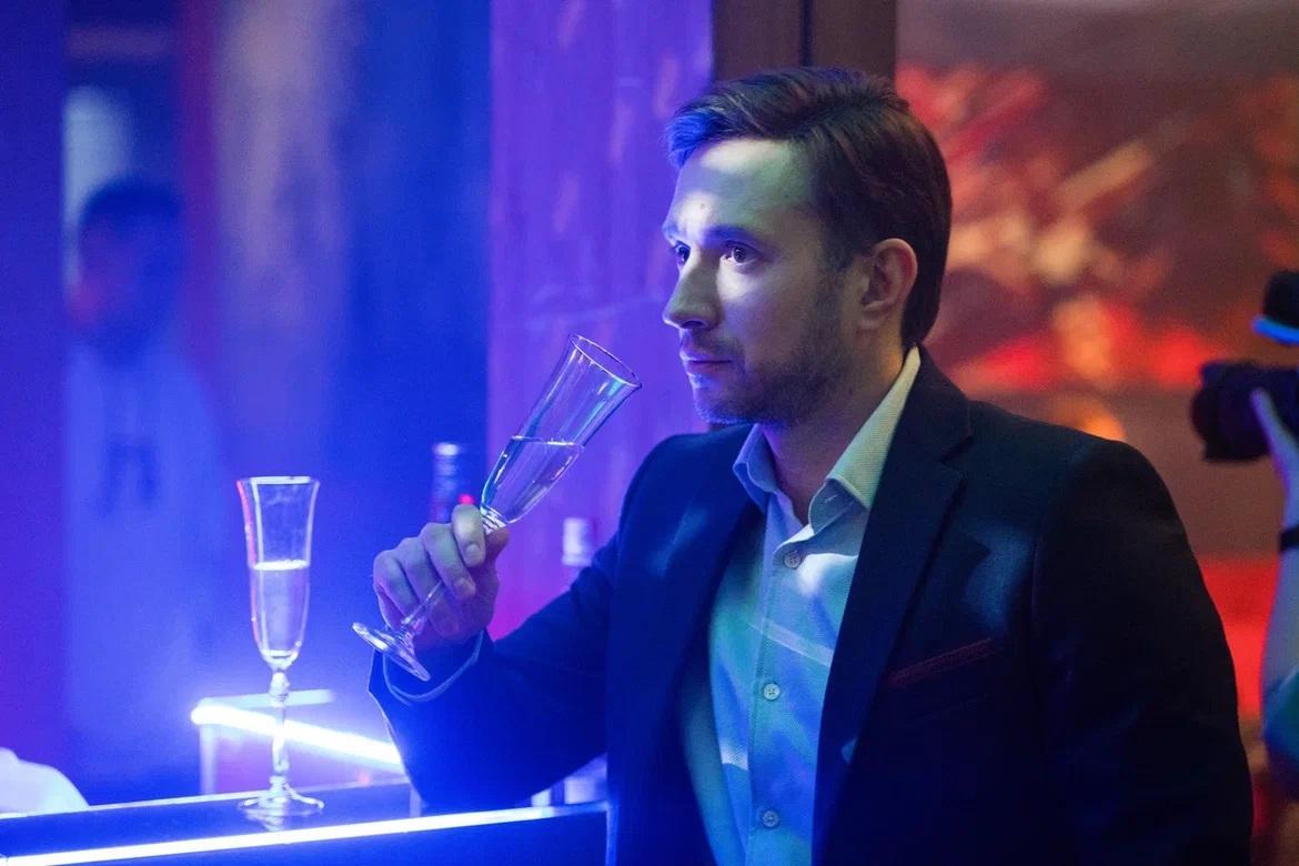 Актер из Екатеринбурга Максим Линников снялся в новом сериале ТНТ «Детективное агентство Мухича» - Фото 1