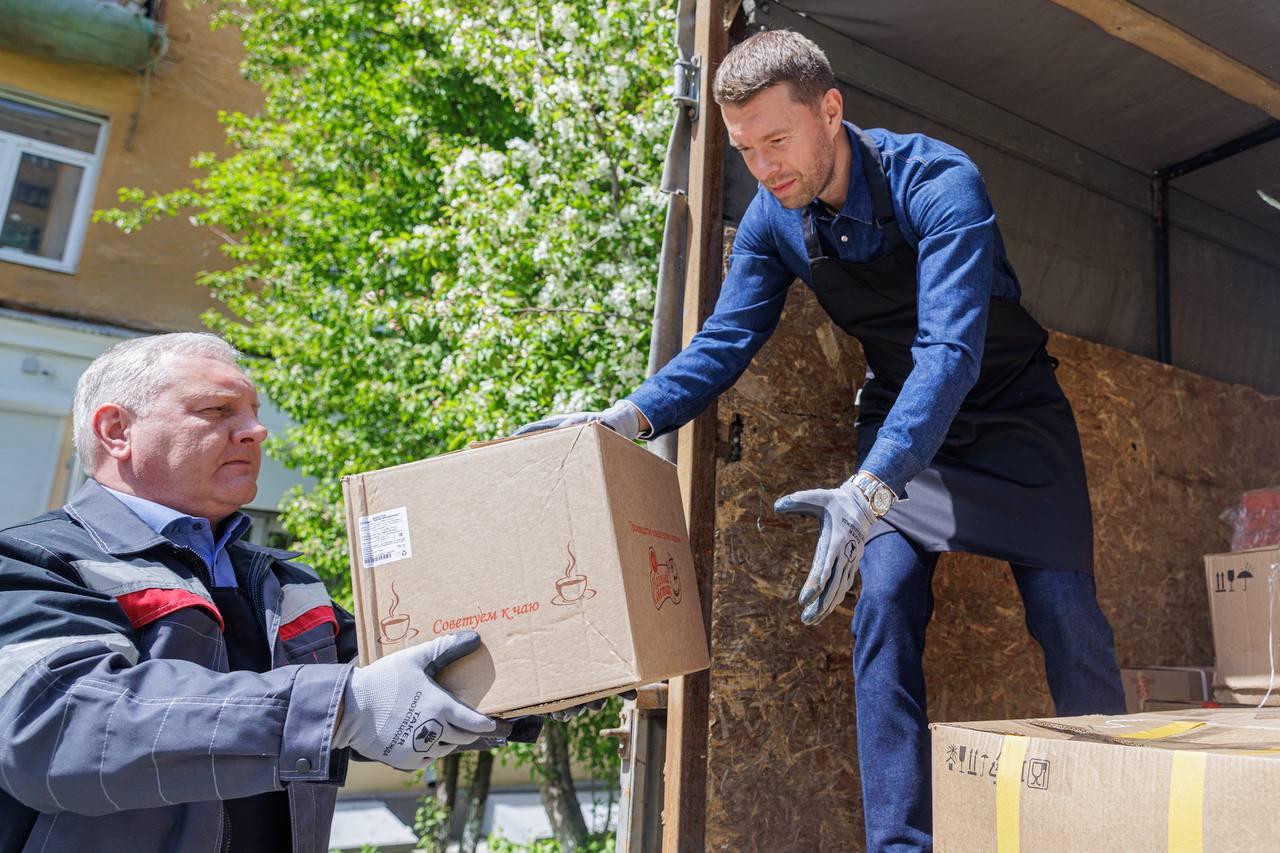 Два депутата из Екатеринбурга отправили на Донбасс грузовик тушенки и макарон - Фото 1