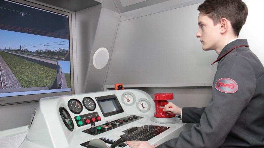 Примерить роль машиниста и дежурного по переезду предлагает СвЖД водителям автотранспорта - Фото 1