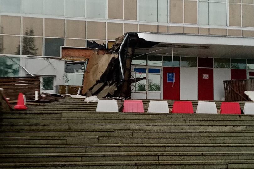 В Североуральске обвалилась входная группа бассейна «Нептун» - Фото 1