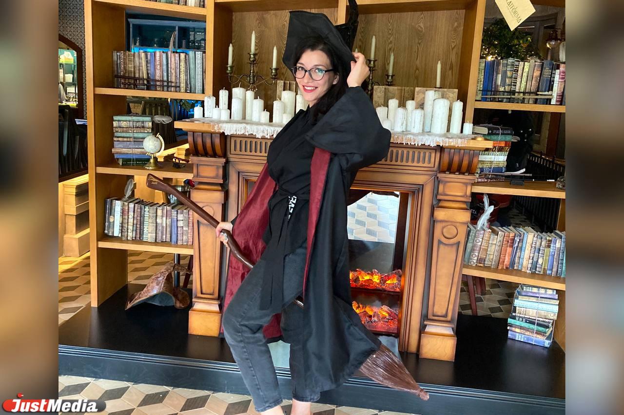 В Екатеринбурге открылся ресторан по мотивам вселенной Гарри Поттера с железной дорогой и распределяющей по факультетам шляпой - Фото 1