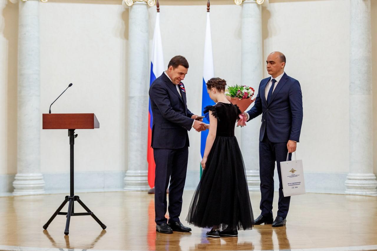 Евгений Куйвашев в День России вручил паспорта юным уральцам - Фото 1