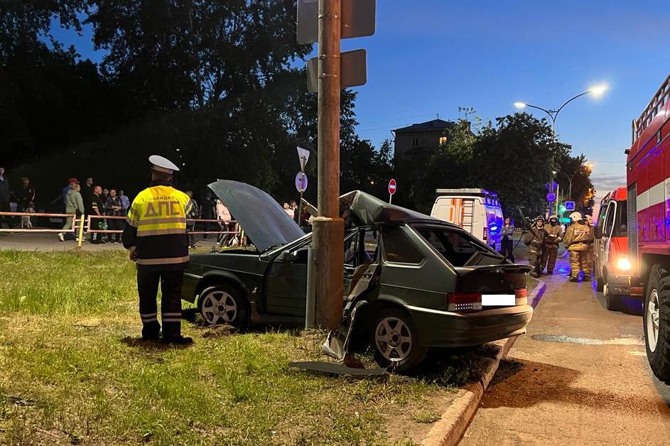 В Каменске-Уральском легковушку намотало на столб. Погиб водитель авто, его 15-летний сын — в реанимации  - Фото 1