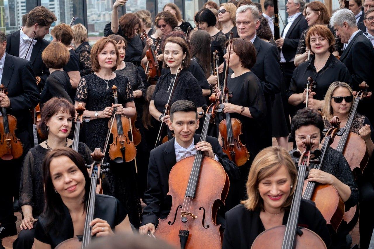 Сто музыкантов Свердловской филармонии сыграли на крыше высотки «Музыкальный момент» Шуберта - Фото 1