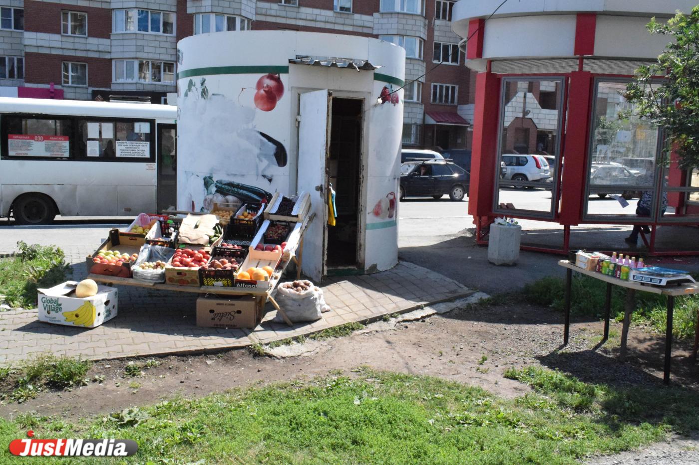 В Екатеринбурге уберут 64 незаконно установленных киосков - Фото 1