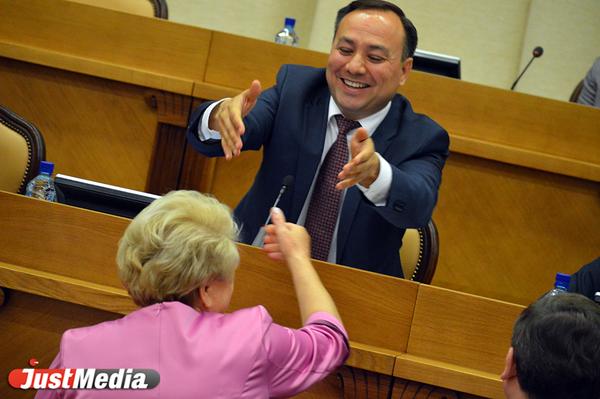 Евгений Куйвашев наградил знаком отличия своего заместителя Азата Салихова - Фото 1