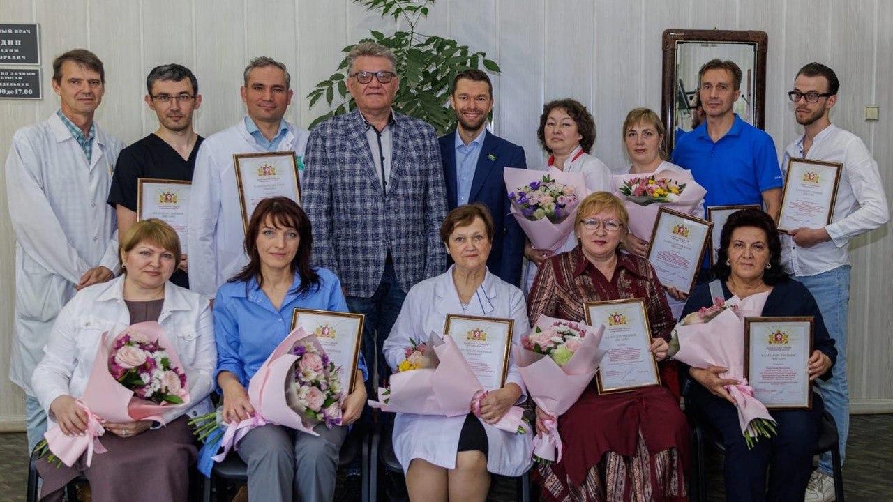 Депутаты медицинской фракции вручили медикам Екатеринбурга награды от Законодательного собрания - Фото 1