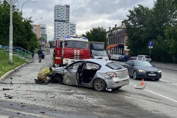 В ДТП на ВИЗе пострадала несовершеннолетняя пассажирка - Фото 1