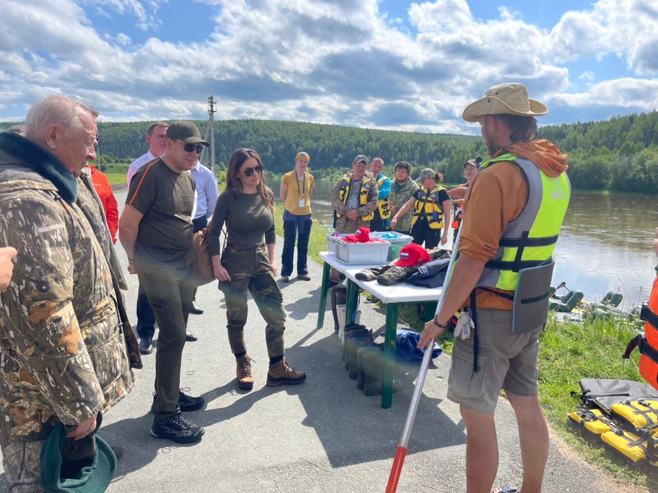 Евгений Куйвашев знакомит Зарину Догузову с туристическими проектами и лучшими локациями Свердловской области - Фото 1
