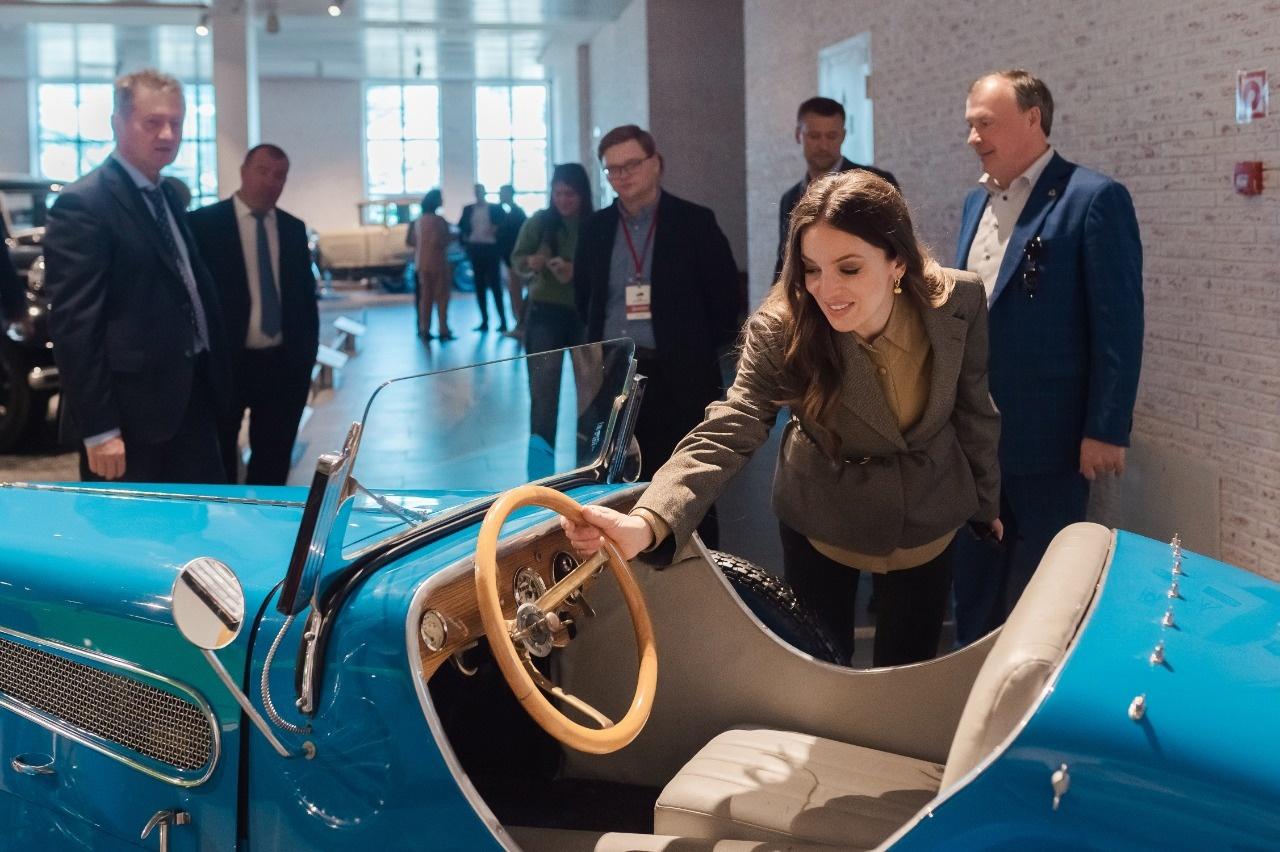 Андрей Козицын провел для Зарины Догузовой экскурсию по музею ретро-автомобилей в Верхней Пышме - Фото 1