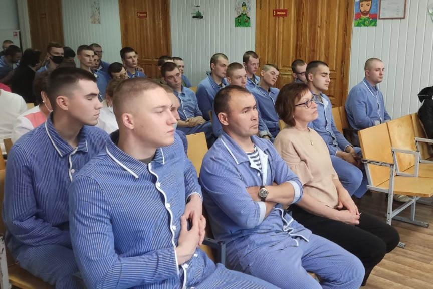 Ветераны госпиталя свердловского главка МВД навестили раненых в ходе СВО бойцов - Фото 1