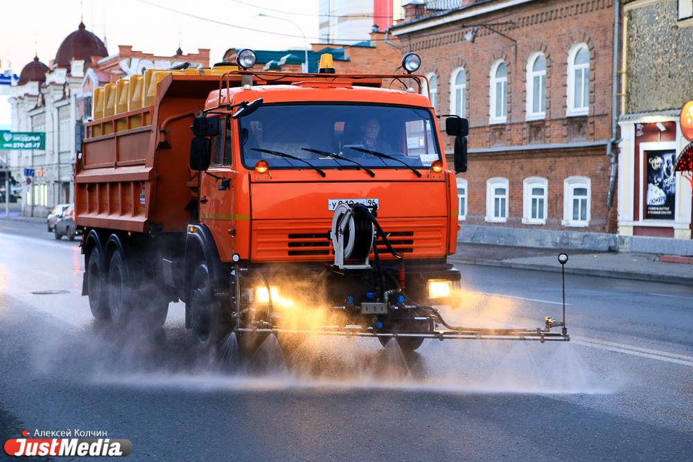 В Екатеринбурге из-за жары выведут дополнительную технику для полива улиц и тротуаров - Фото 1