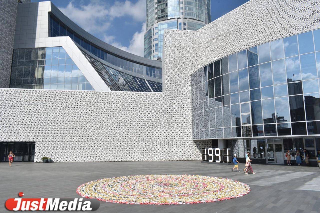 «Вытирайте ноги, проходите!». В Екатеринбурге появился ковер из переработанных рекламных баннеров - Фото 1