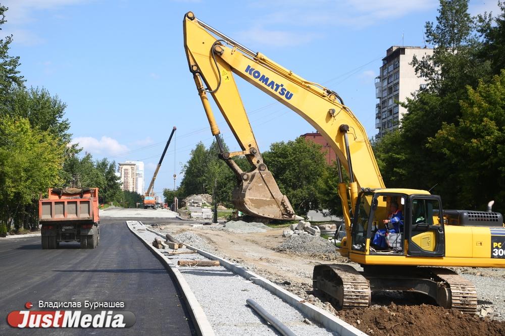 В Екатеринбурге в 2022 году рабочие обновят 15 участков дорог с применением инноваций - Фото 1