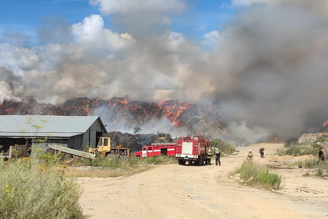 В Березовском полыхает свалка твердых бытовых отходов - Фото 1