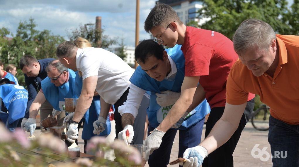 Алексей Орлов пригласил консула Армении на субботник - Фото 1