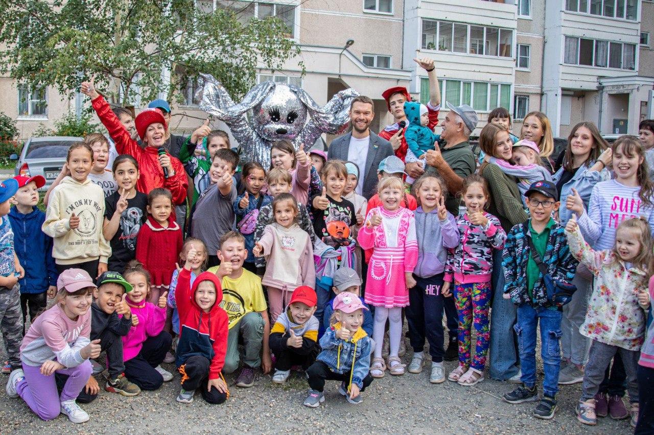 Депутат Екатеринбургской гордумы на собственные средства отремонтировал детскую площадку, на которой качели упали на ребенка - Фото 1