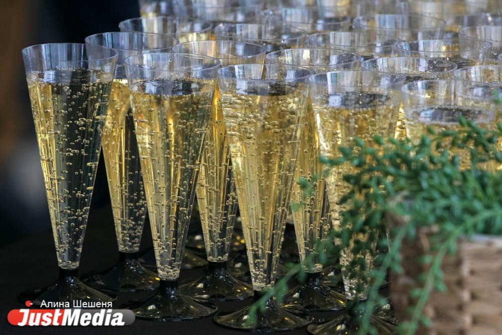 Гастроэнтеролог Богомолов рассказал, как пить шампанское без вреда для здоровья - Фото 1