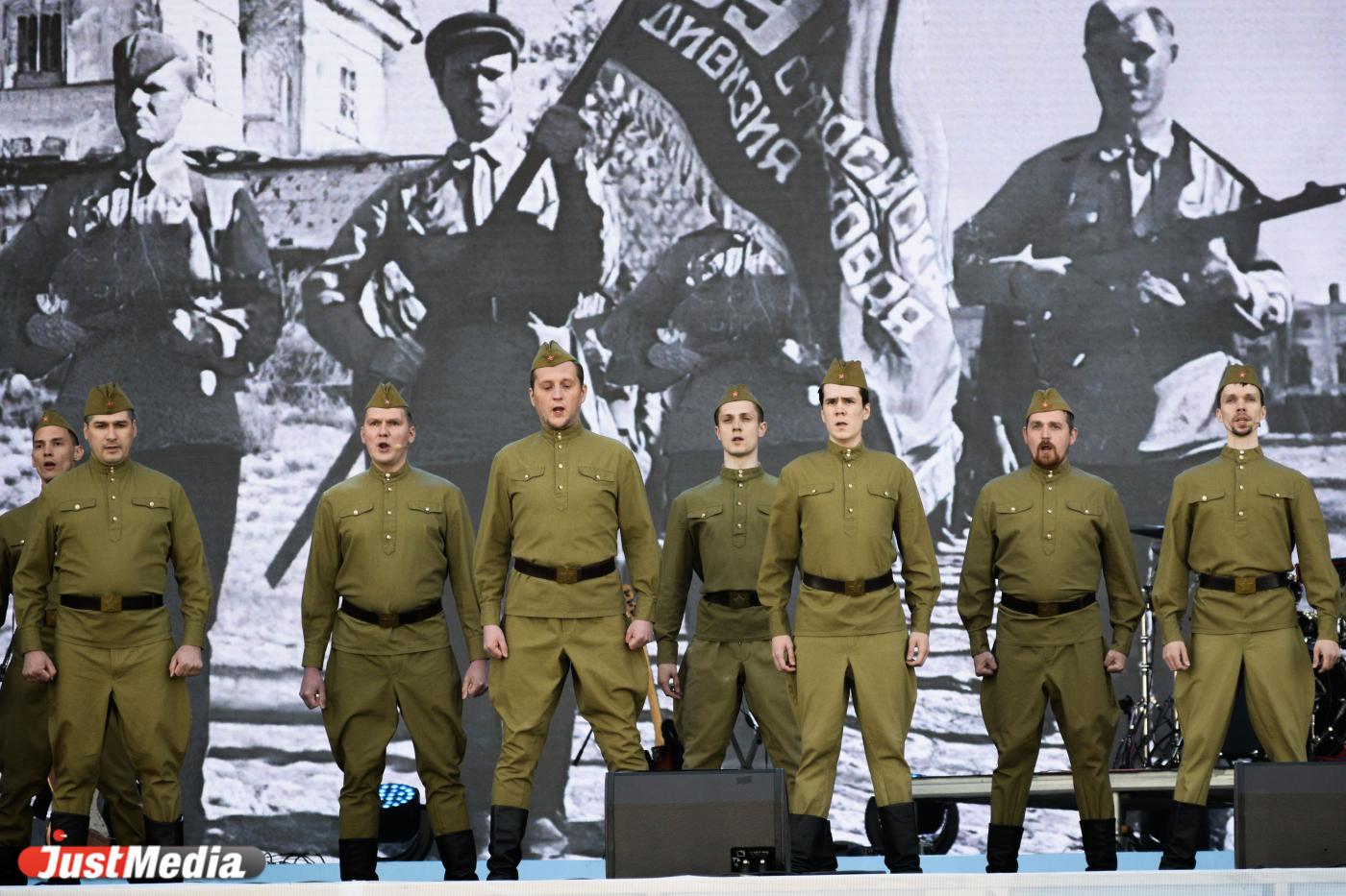 9 вокалистов ансамбля песни и пляски ЦВО и театра Музкомедии награждены «За заслуги перед Свердловской областью» - Фото 1