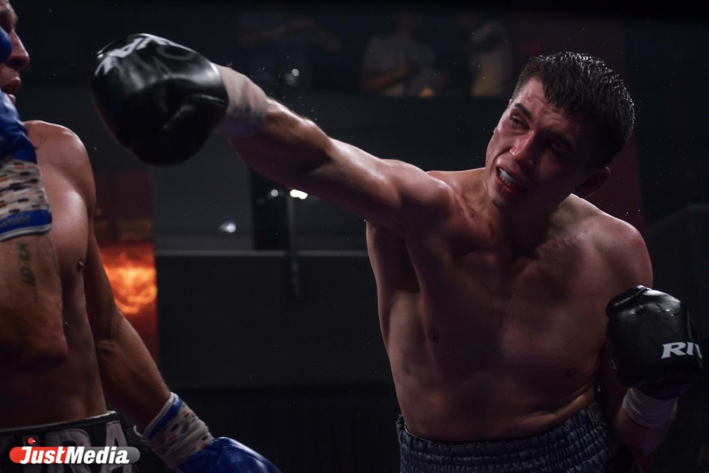 Боксер из Алапаевска Иван Никонов вырвал победу у Виктория Мурашкина - Фото 1