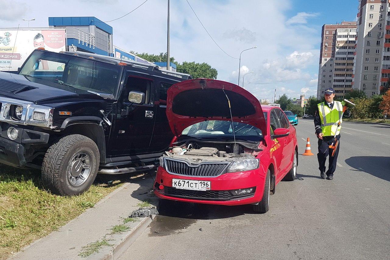 Возле «Парк Хауса» Scoda нырнула под Hummer - Фото 1
