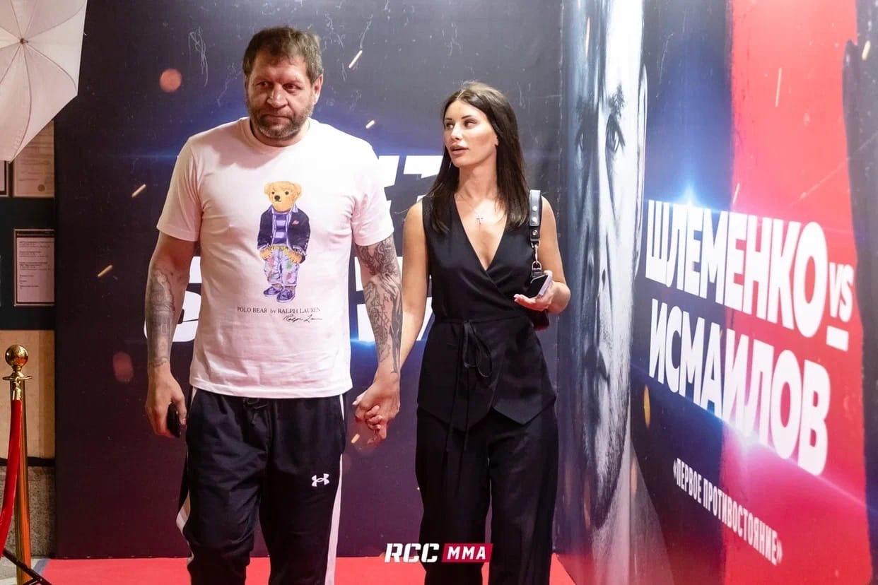 В Екатеринбург прилетели звезды мирового ММА: Александр Емельяненко, Александр Шлеменко и Магомед Исмаилов - Фото 1