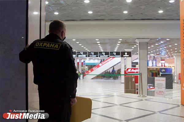 Картину Анны Лепорской в «Ельцин-Центре» испортил охранник - Фото 1