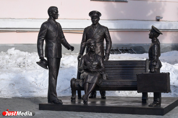 В Екатеринбурге состоялось открытие скульптуры «Есть такая профессия – Родину защищать» - Фото 1