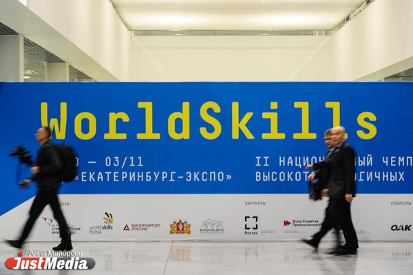 Евгений Куйвашев оставил чемпионат WorldSkills Hi-Tech в Свердловской области до 2026 года - Фото 1