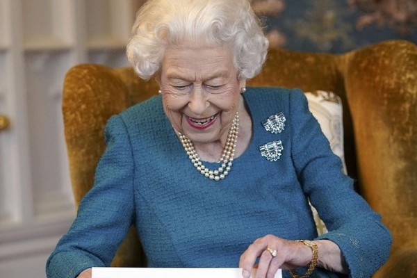 Американское СМИ заявило о смерти королевы Елизаветы II - Фото 1