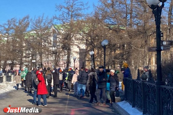 В Екатеринбурге проходит несанкционированный митинг против спецоперации на Украине - Фото 1