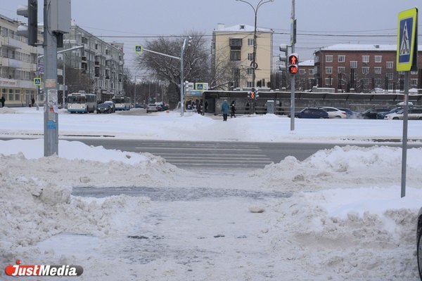 Коммунальщики всю неделю будут вывозить снег из Екатеринбурга - Фото 1
