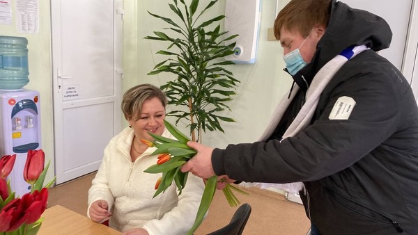 В Екатеринбурге волонтеры поздравили с 8 марта сотрудниц скорой помощи - Фото 1