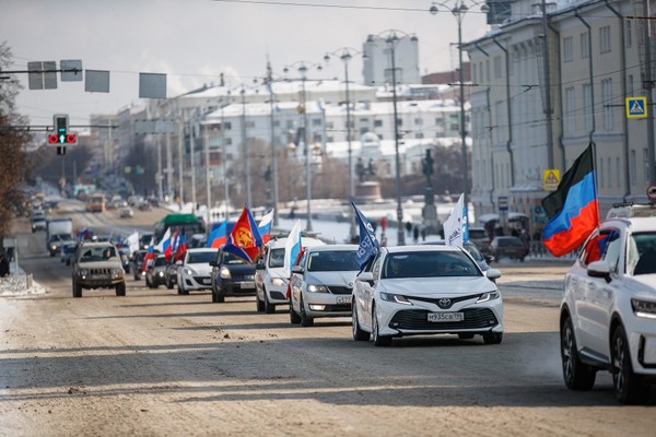 В Екатеринбурге состоялся автопробег в поддержку Вооруженных сил России - Фото 1