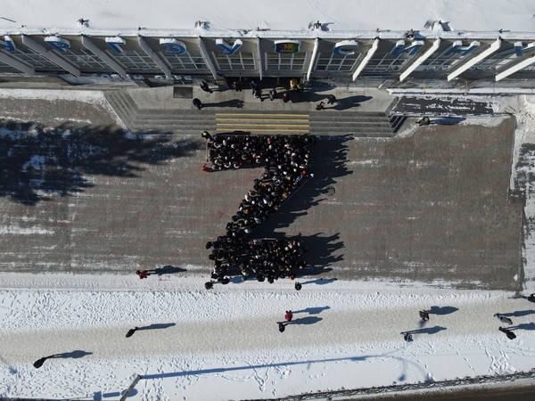 Студенты и преподаватели УрГЭУ устроили флешмоб в поддержку Вооруженных сил РФ - Фото 1