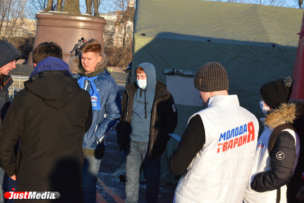Свердловские депутаты-единоросы собрали 1,5 миллиона рублей на помощь жителям Донбасса - Фото 1