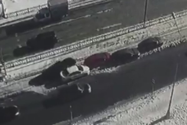  В Академическом случилось массовое ДТП из-за неубранного снега - Фото 1