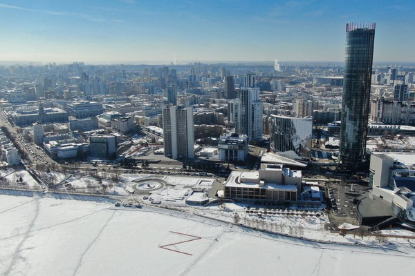 Свердловские молодогвардейцы создали на льду Городского пруда гигантскую букву Z - Фото 1