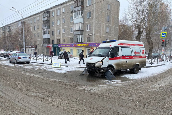 В Екатеринбурге Mitsubishi протаранил скорую, ехавшую на вызов, и вылетел на тротуар - Фото 1