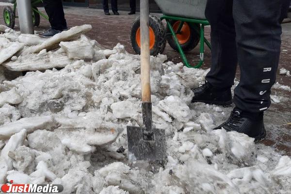 К месячнику чистоты в Екатеринбурге вывозят снег с мест потенциального подтопления - Фото 1