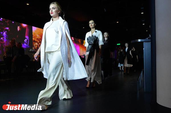 «В России вообще нет производства ткани». Уральские бренды одежды остались без сырья - Фото 1