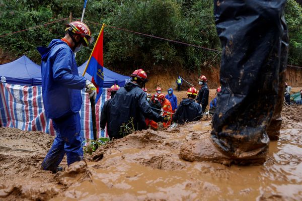 На месте авиакатастрофы в Китае ищут второй черный ящик - Фото 1